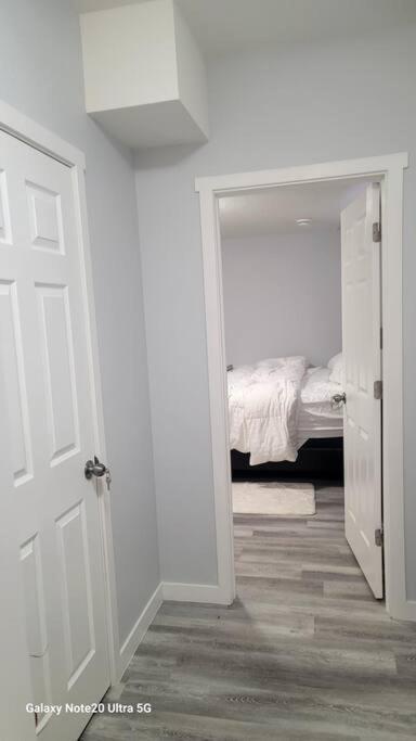 A Very Nice Basement Ensuite. Calgary Exterior photo