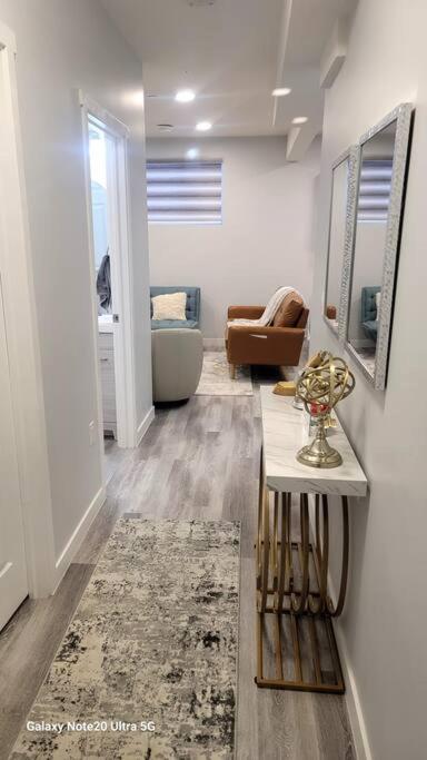 A Very Nice Basement Ensuite. Calgary Exterior photo