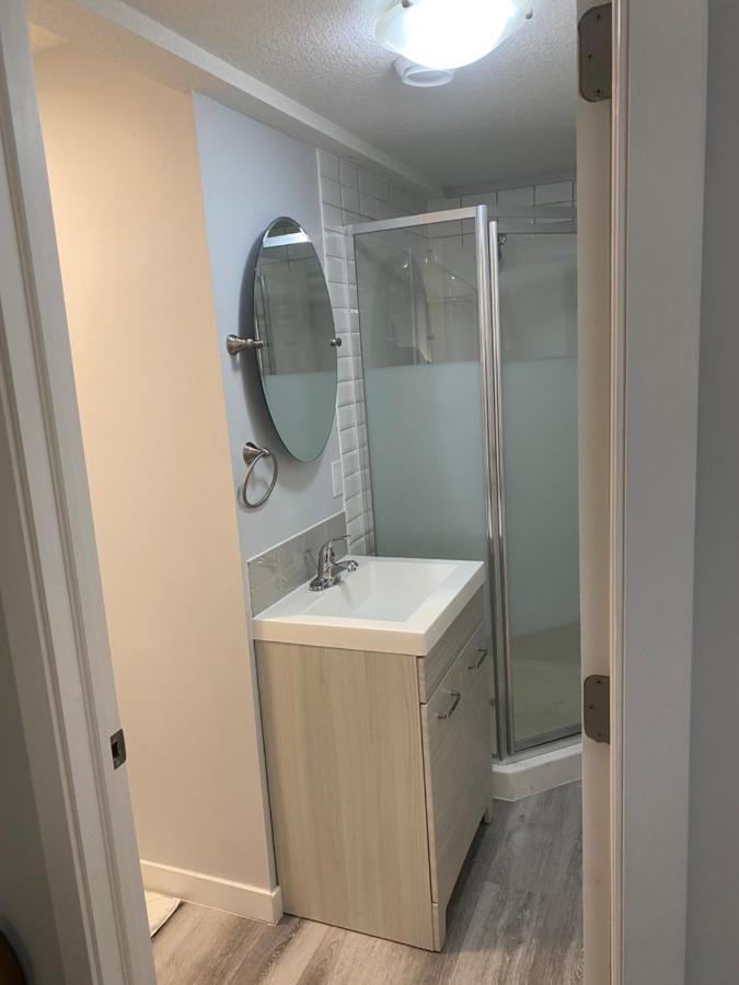A Very Nice Basement Ensuite. Calgary Exterior photo