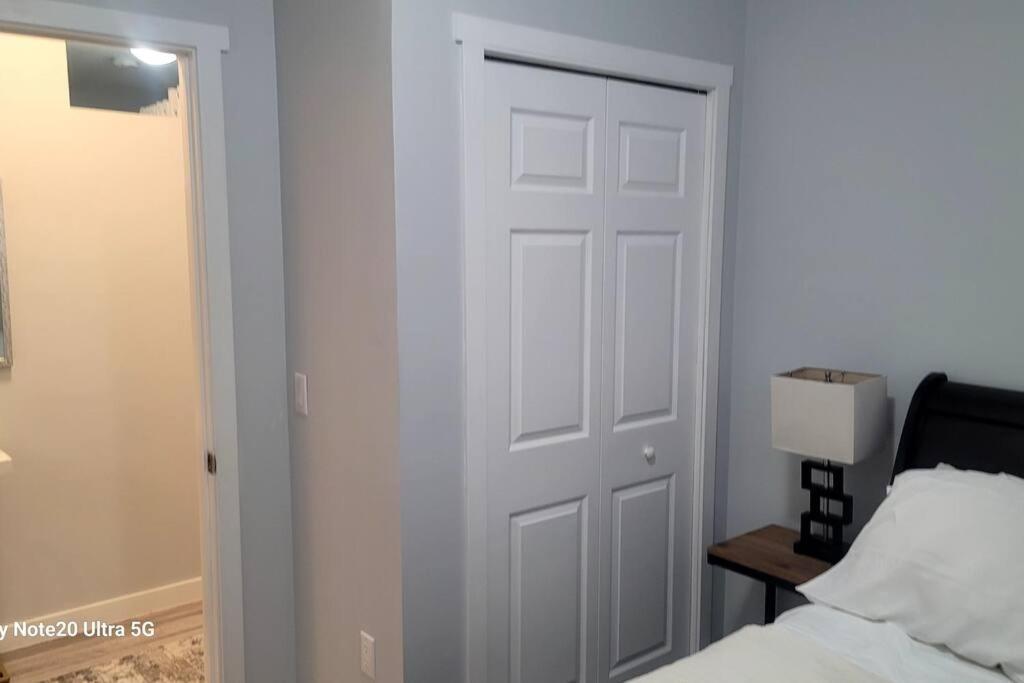 A Very Nice Basement Ensuite. Calgary Exterior photo