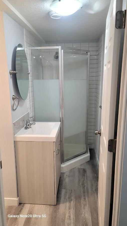 A Very Nice Basement Ensuite. Calgary Exterior photo
