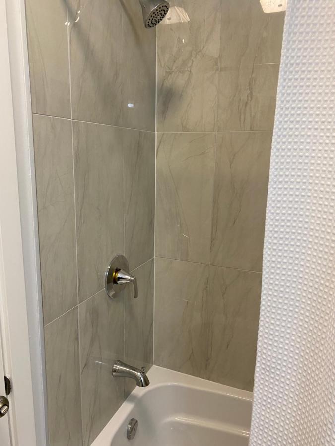 A Very Nice Basement Ensuite. Calgary Exterior photo